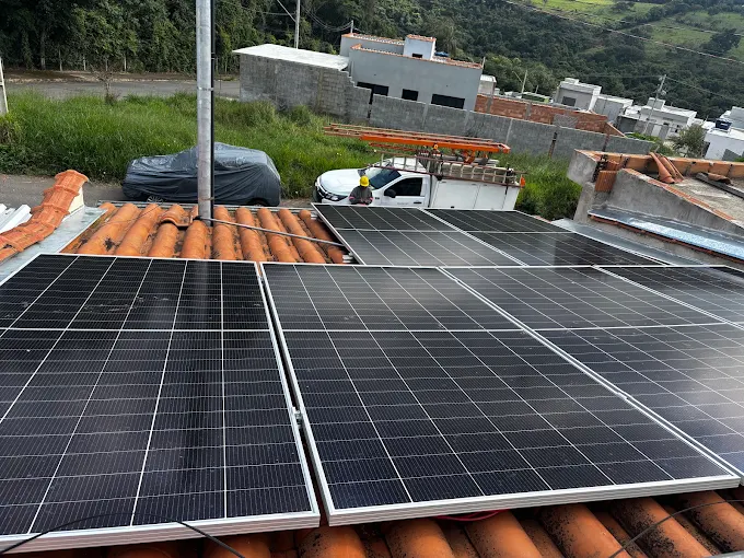 Instalação elétrica e estrutura técnica em telhado