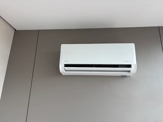 Ar-condicionado split instalado em parede